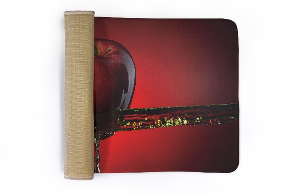 Rug Apple in water