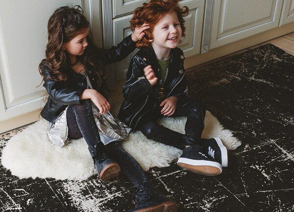 Fashionable vinyl rug Black scratched concrete