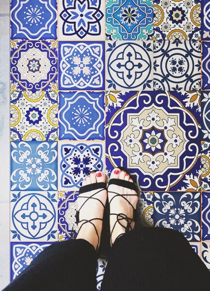 Fashionable vinyl rug Spanish flowers