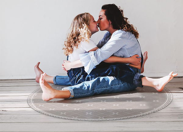Round vinyl rug delicate crosses