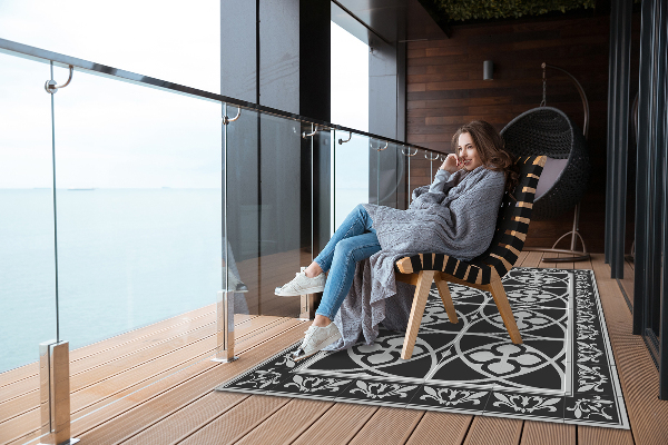 Modern balcony rug Celtic pattern