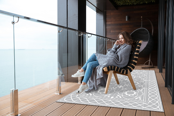 Outdoor mat for patio symmetrical pattern