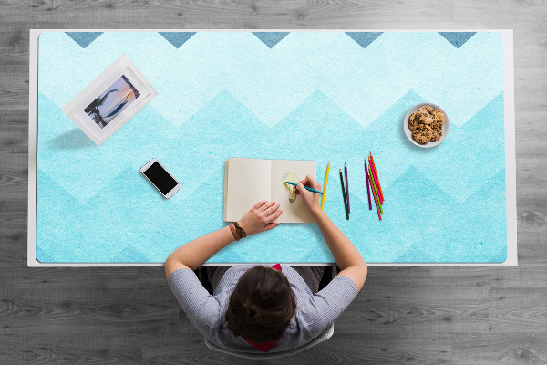 Desk mat blue zigzags