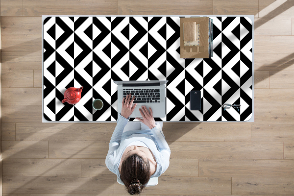 Desk mat geometric illusion