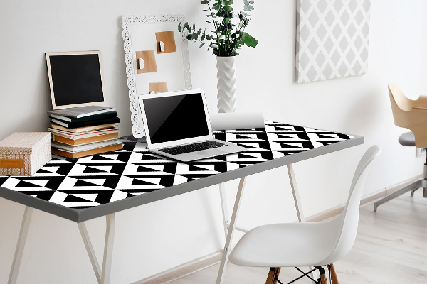 Desk mat geometric illusion