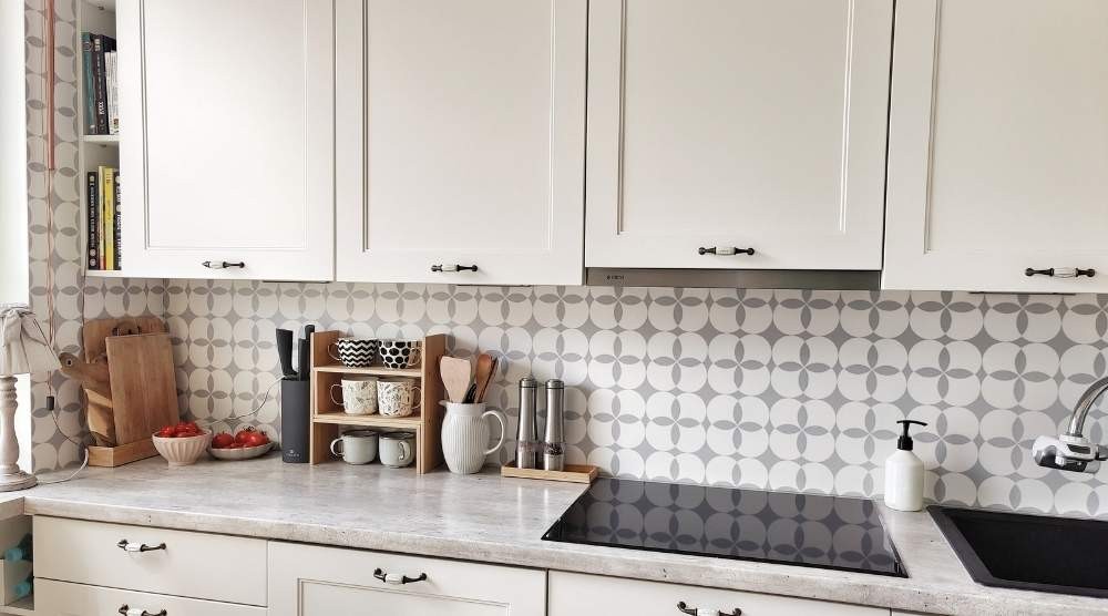What to put on the kitchen wall instead of tiles? A guide to modern solutions