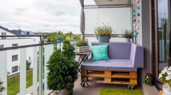 How to arrange a balcony? Decorating ideas and practical advices
